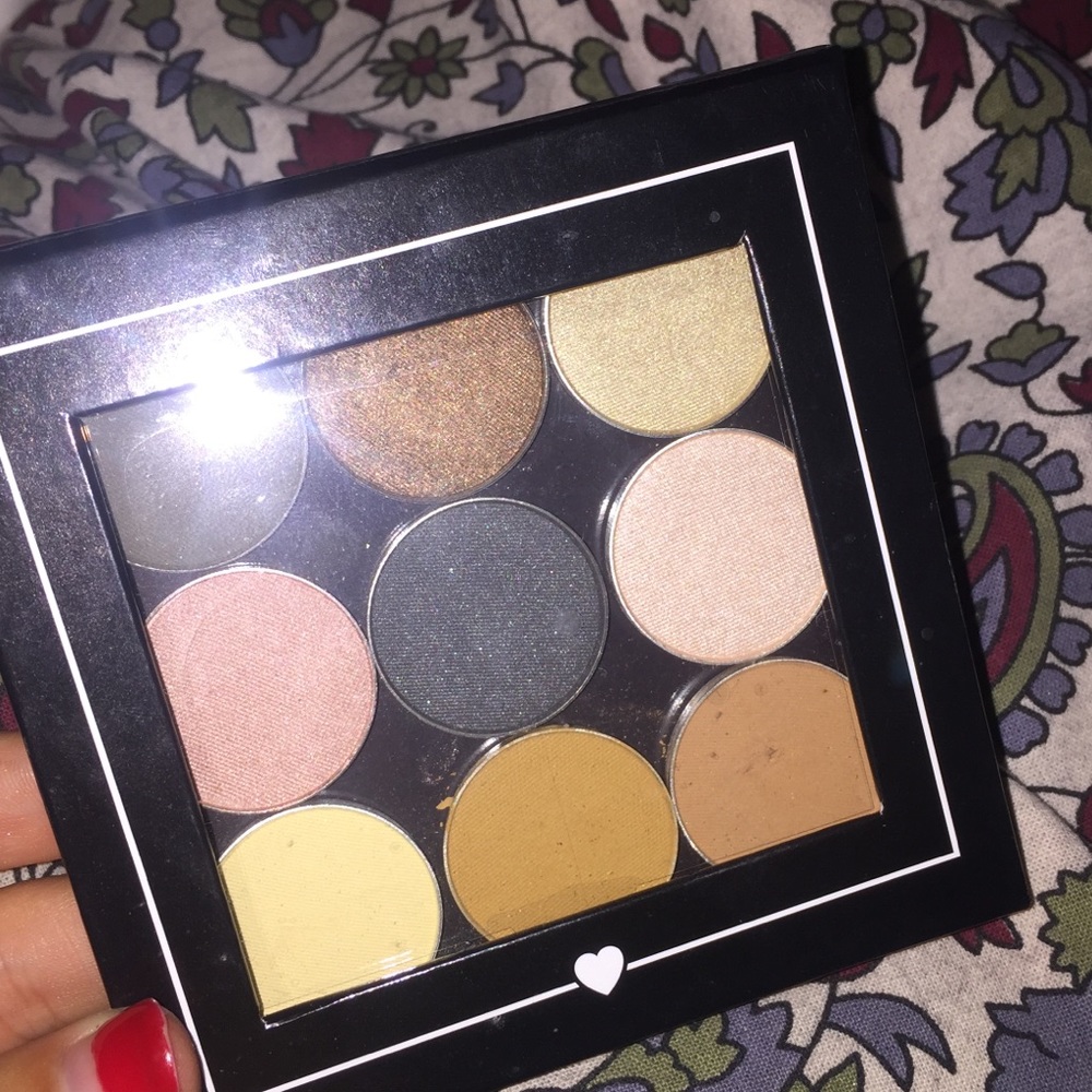 A palette full of brand new eyeshadows
